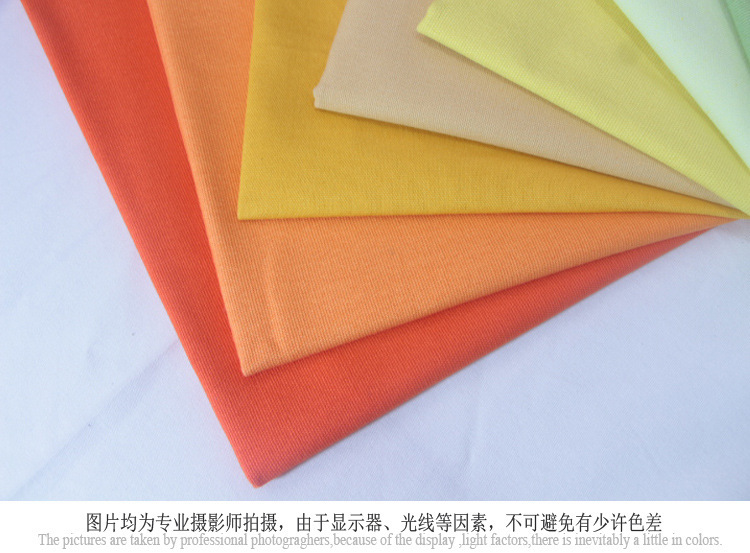 制作时,先将白布下水浸泡,用豆面、石膏搅成糊状,用硬油纸制版,刻上花、鸟.虫、鱼图案,将版铺在白布上,用刮刀印制,然后投人染缸中洗染,阴干后剥落图案上的附着物即成。