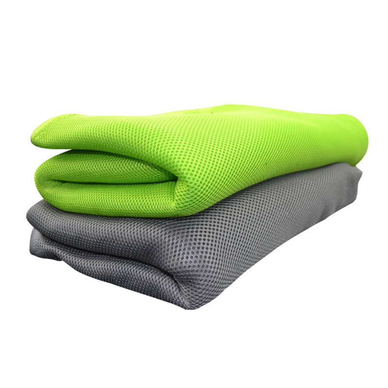 面料底下有层密网，使得表面的网不至于变形太大，加强了面料的牢度及色彩度。