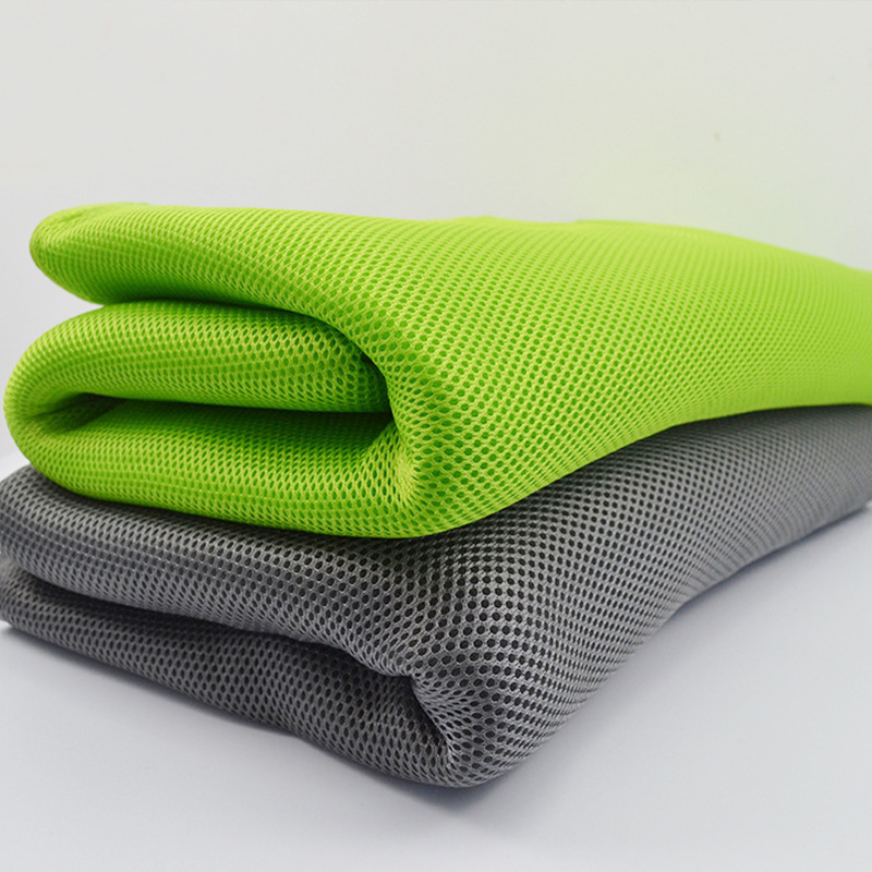 三明治面料能够适应手洗，机洗，干洗，易于清理干净。