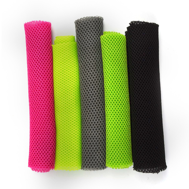 三明治面料色彩鲜明柔和，不褪色。